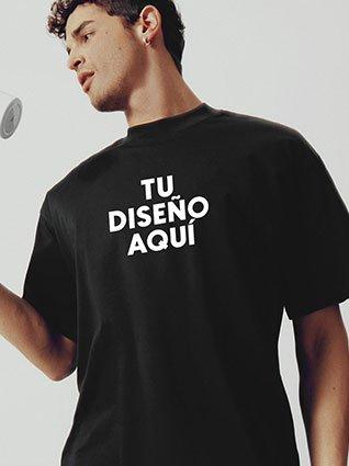 Hombre usando camiseta sin mangas negra con la frase "TU DISEÑO AQUÍ" impresa en el frente