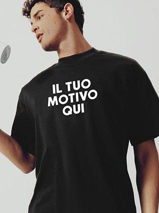 L'uomo indossa una maglietta nera con la scritta "Il tuo motivo qui".