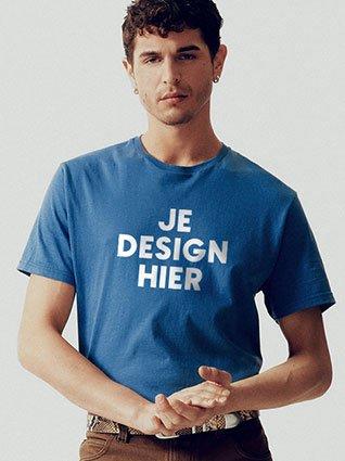 Man draagt ​​een blauw T-shirt met witte opdruk “Je design hier” op de voorkant.