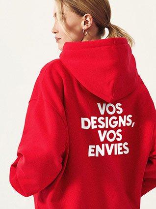 Femme vue de dos en sweat à capuche rouge imprimé avec le texte « Vos idées, vos envies » au dos.