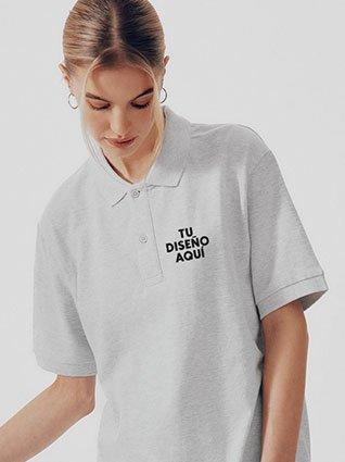 Mujer lleva una polo gris con la inscripción "Tu diseño aquí" en el pecho.