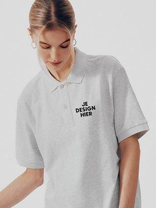 Vrouw draagt een grijs poloshirt met de tekst “Je design hier” op haar borst.