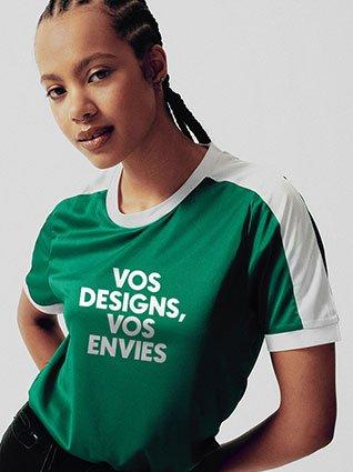 Femme en t-shirt de sport vert et blanc avec l'inscription blanche « Vos idées, vos envies » à l'avant.