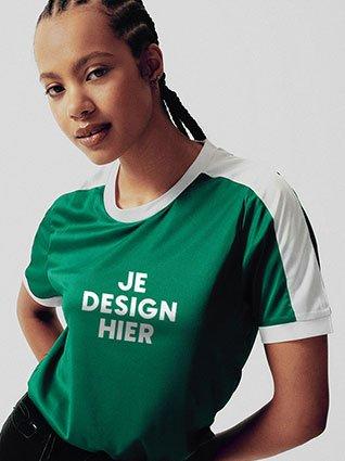 Vrouw in groen en wit sportshirt met witte opdruk “Je design hier” op de voorkant.