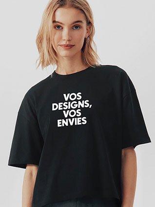 Une femme porte un t-shirt noir avec l'inscription « Vos idées, vos envies »