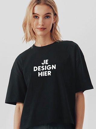 Vrouw draagt een zwart T-shirt met de tekst “Je design hier”.