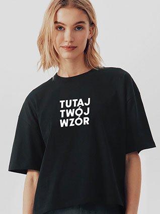 Kobieta nosi czarną koszulkę z napisem „Twój wzór tutaj”.