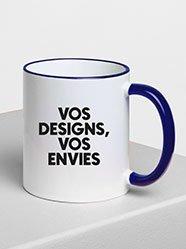 Mug en céramique blanc avec une anse bleue imprimé avec « Vos idées, vos envies » en noir.