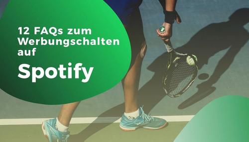 Tennisspieler auf dem Court in Bewegung, mit Fokus auf Tennisschläger, Ball und Beinen, dazu grüne Grafikfläche mit der Aufschrift „12 FAQs zum Werbungschalten auf Spotify“.