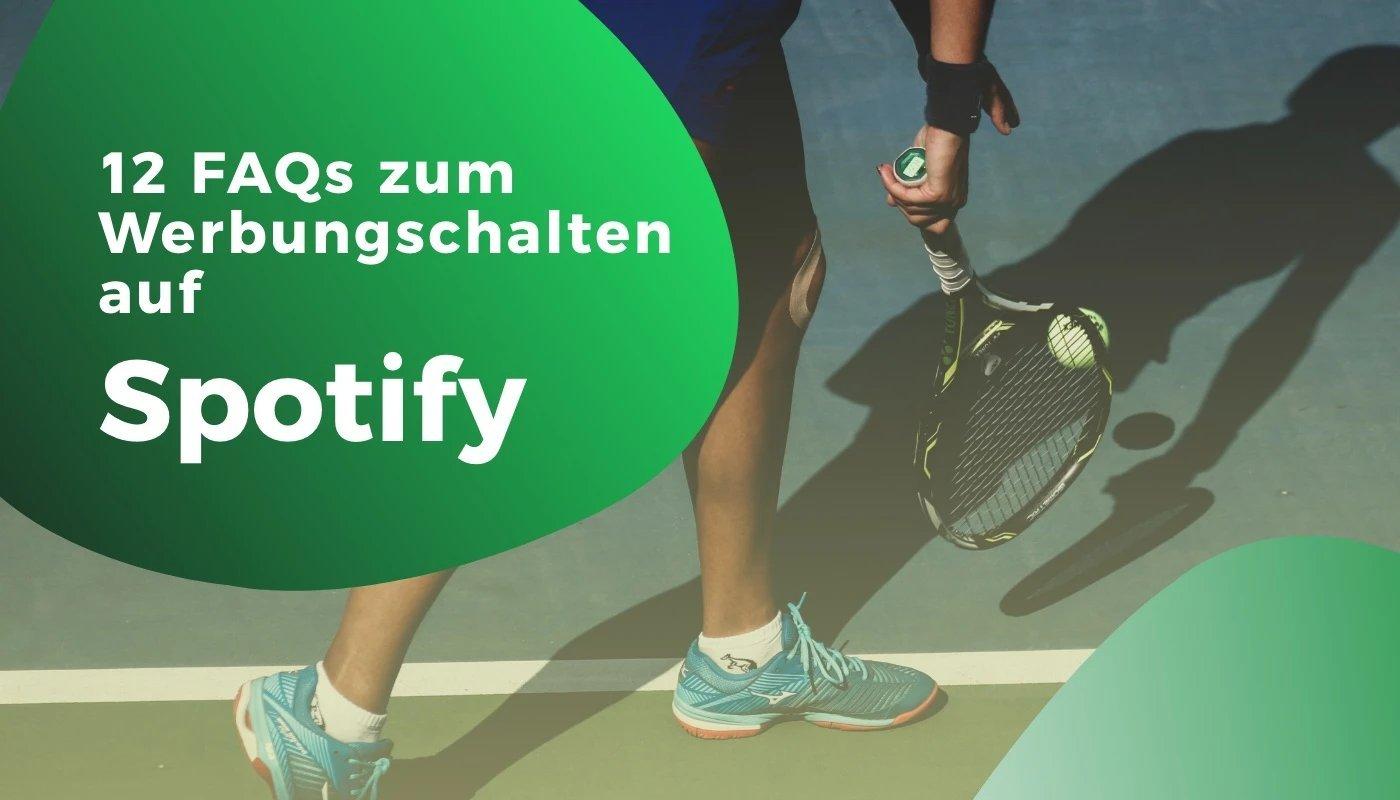 Tennisspieler auf dem Court in Bewegung, mit Fokus auf Tennisschläger, Ball und Beinen, dazu grüne Grafikfläche mit der Aufschrift „12 FAQs zum Werbungschalten auf Spotify“.