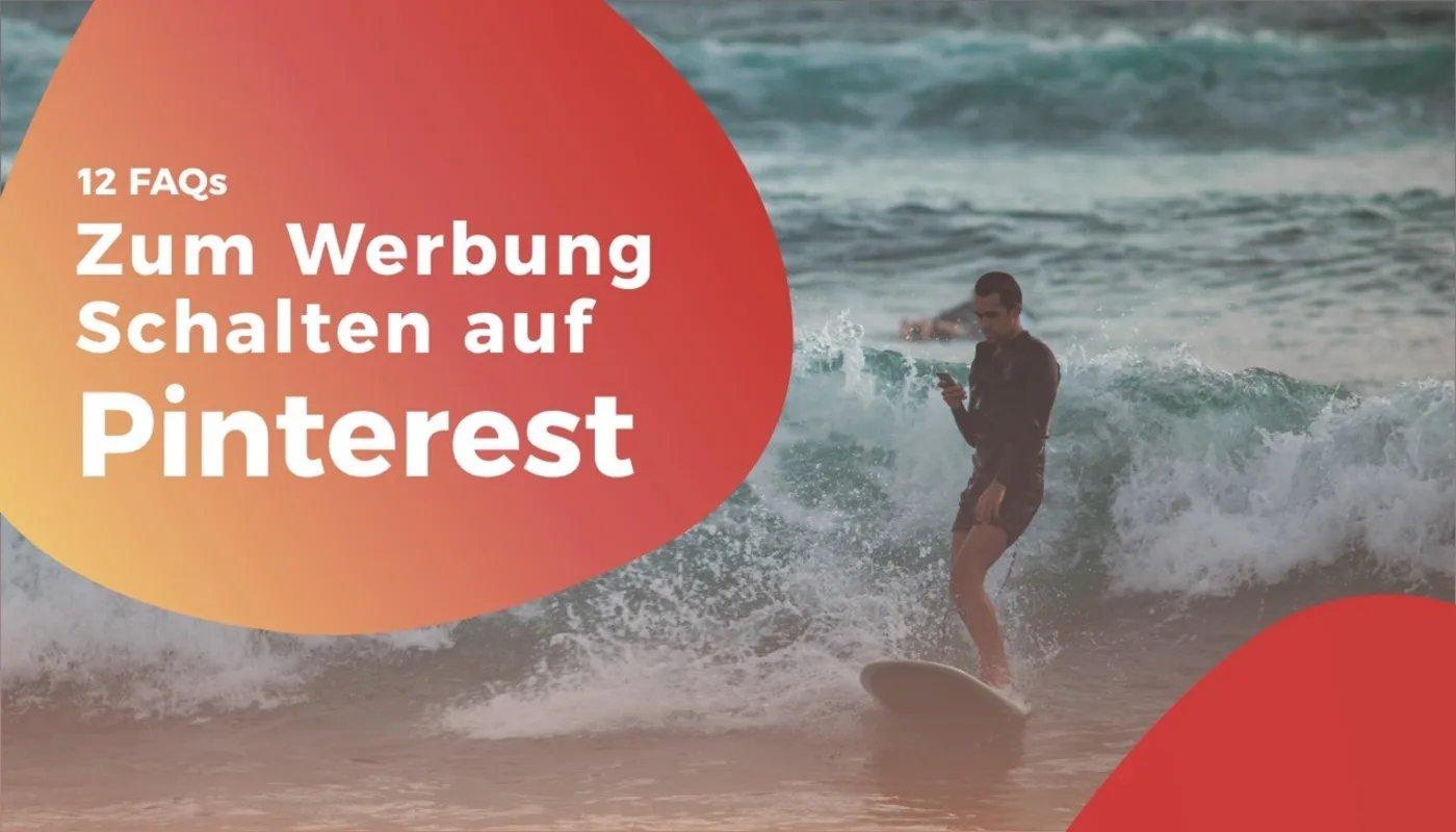 Surfer checkt sein Smartphone in der Welle, daneben Hinweis auf Pinterest-Werbung – visualisiert mobile Reichweite für Creator, die Print-on-Demand-Merch vermarkten möchten.