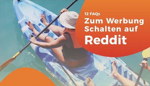 Vogelperspektive auf zwei Personen in einem Kajak.