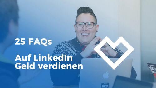 Frau hinter Laptop lächelt Kolleg:in an, die gegenüber sitzt.