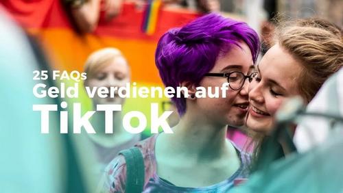 Zwei junge Menschen zeigen Zuneigung vor Regenbogenfahne, Text: „Geld verdienen auf TikTok“ – starkes Community-Visual für Creator, die inklusiven Merch über Spreadshop anbieten.