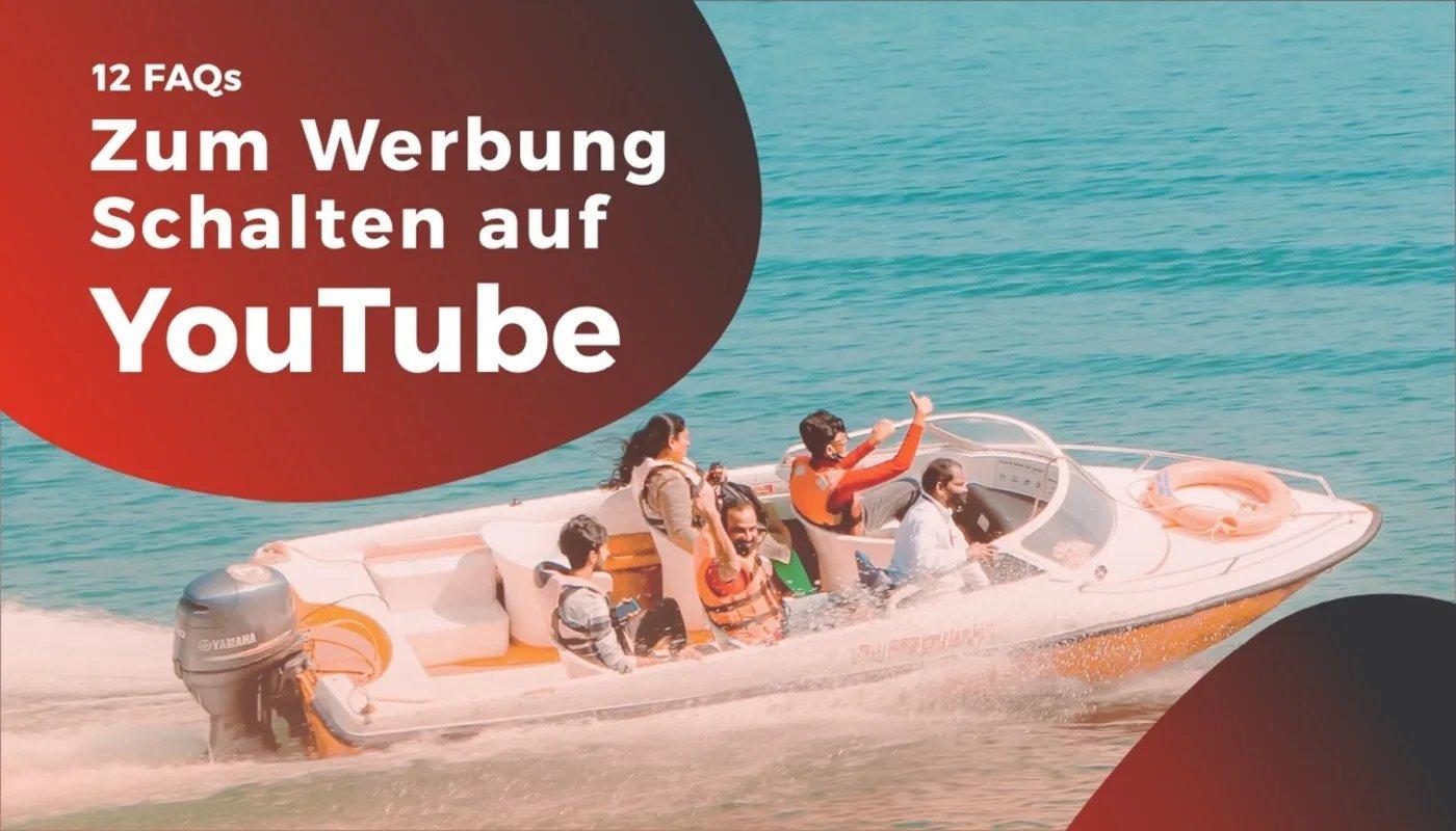 Menschen auf einem schnellen Motorboot vor türkisblauem Meer mit Text zu YouTube-Werbung