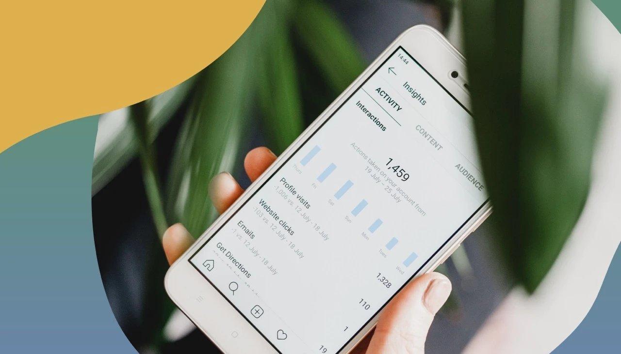 Smartphone mit Statistiken.
