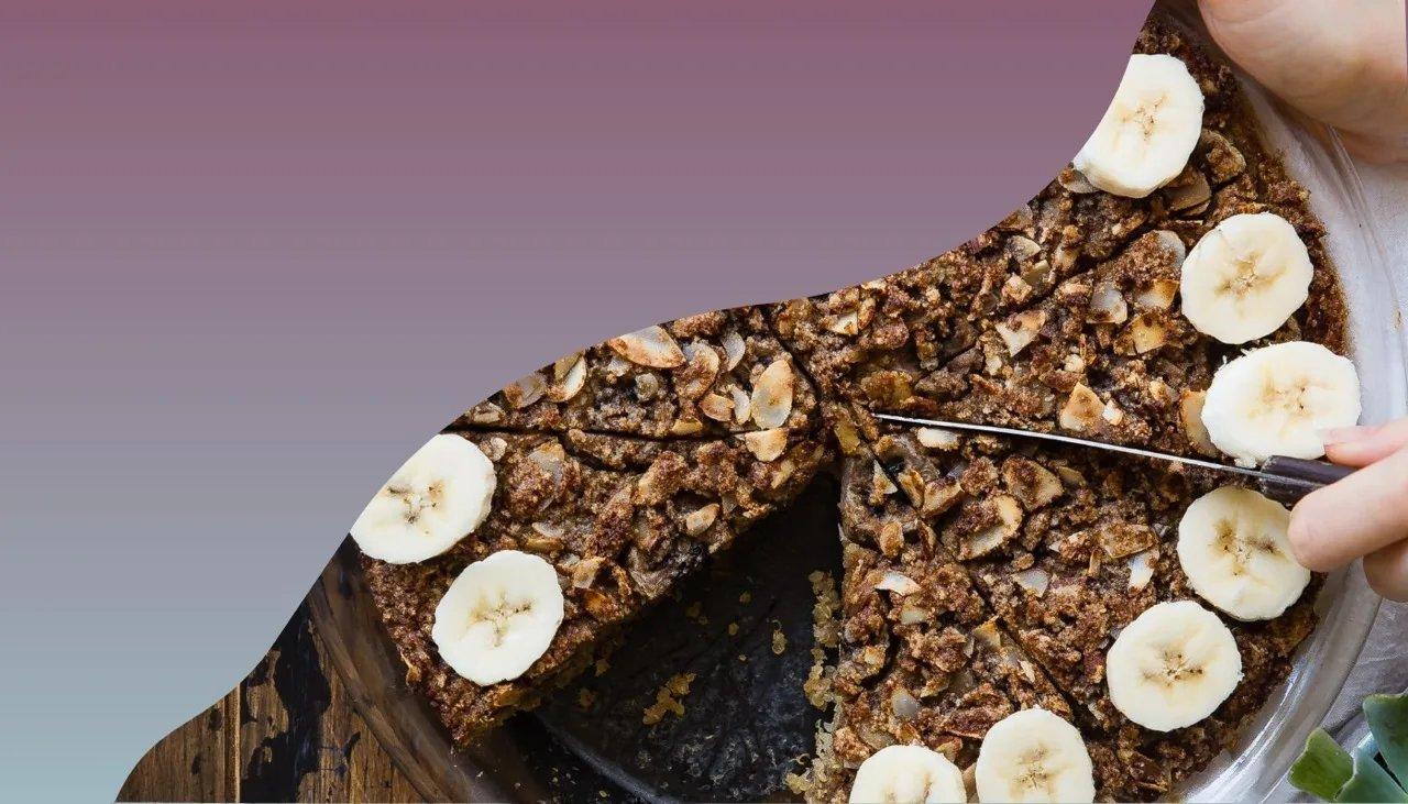 Foodfotografie einer Nuss-Schoko-Torte mit Bananenscheiben dekoriert.