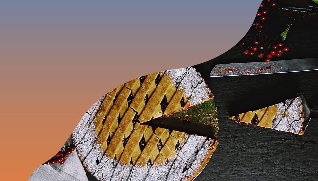 Ein aufwändig dekorierter Pie dem ein Stück fehlt.