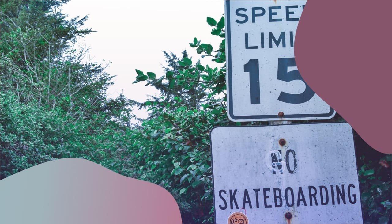 Verkehrsschild, dass auf die Geschwindigkeitsbegrenzung hinweist und das Skateboarden untersagt.