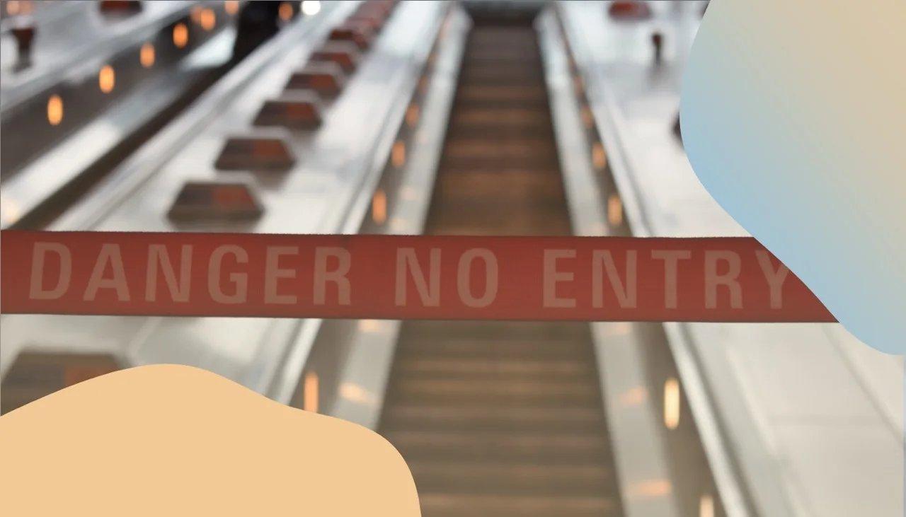 Rolltreppe deren Zutritt mit Absperrband abgesichert ist.