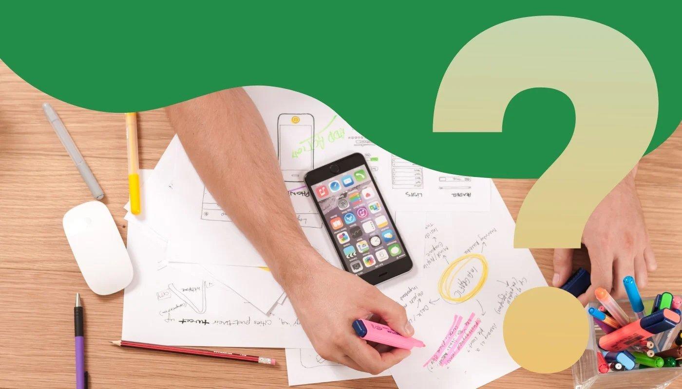 Schreibtisch mit Blättern und verschiedenen Skizzen.