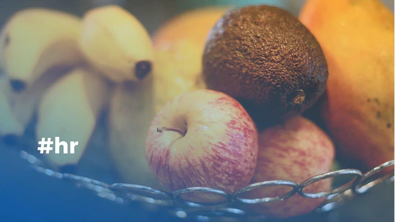 Ein Obstkorb mit Äpfeln und Bananen dazu der Hashtag HR.