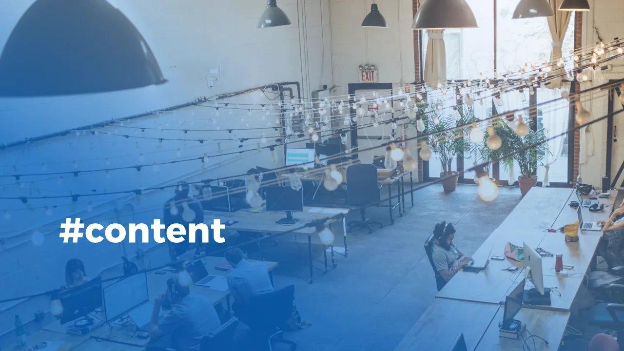 Modernes Großraumbüro aus der Vogelperspektive mit dem Hashtag Content.