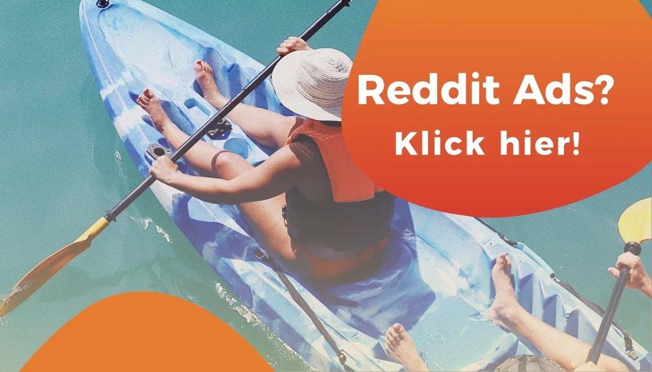 Draufsicht auf ein Kajak mit zwie Personen auf türkisem Ozean treibend.