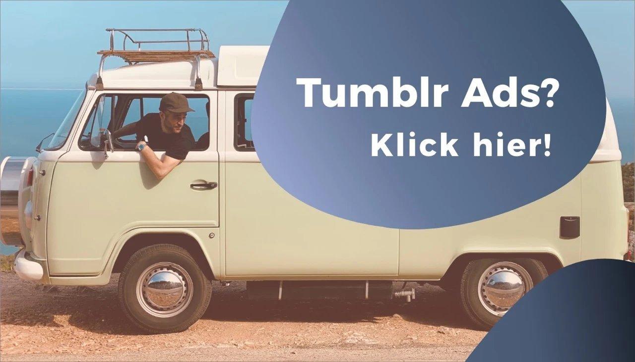 Seitliche Fotografie eines Retro VW Vans in creme und lindgrün vor einer Meereskulisse.