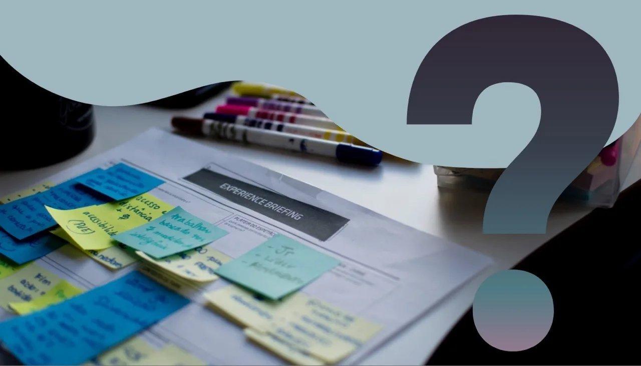 Mehrere beschriebene Post-It Zettel mit ordentlich sortierten Stiften auf einem Tisch.