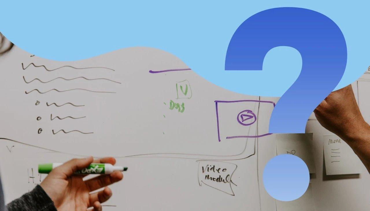 Detail eines Whiteboards mit Anschnitt zweier Hände, die ein Wireframe skizzieren.