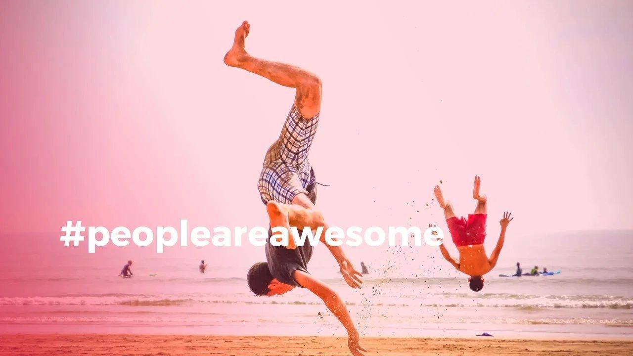 Sportliche Tricks und Akrobatik am Strand – motivierendes Bild für Creator aus dem Action- und Fitnessbereich