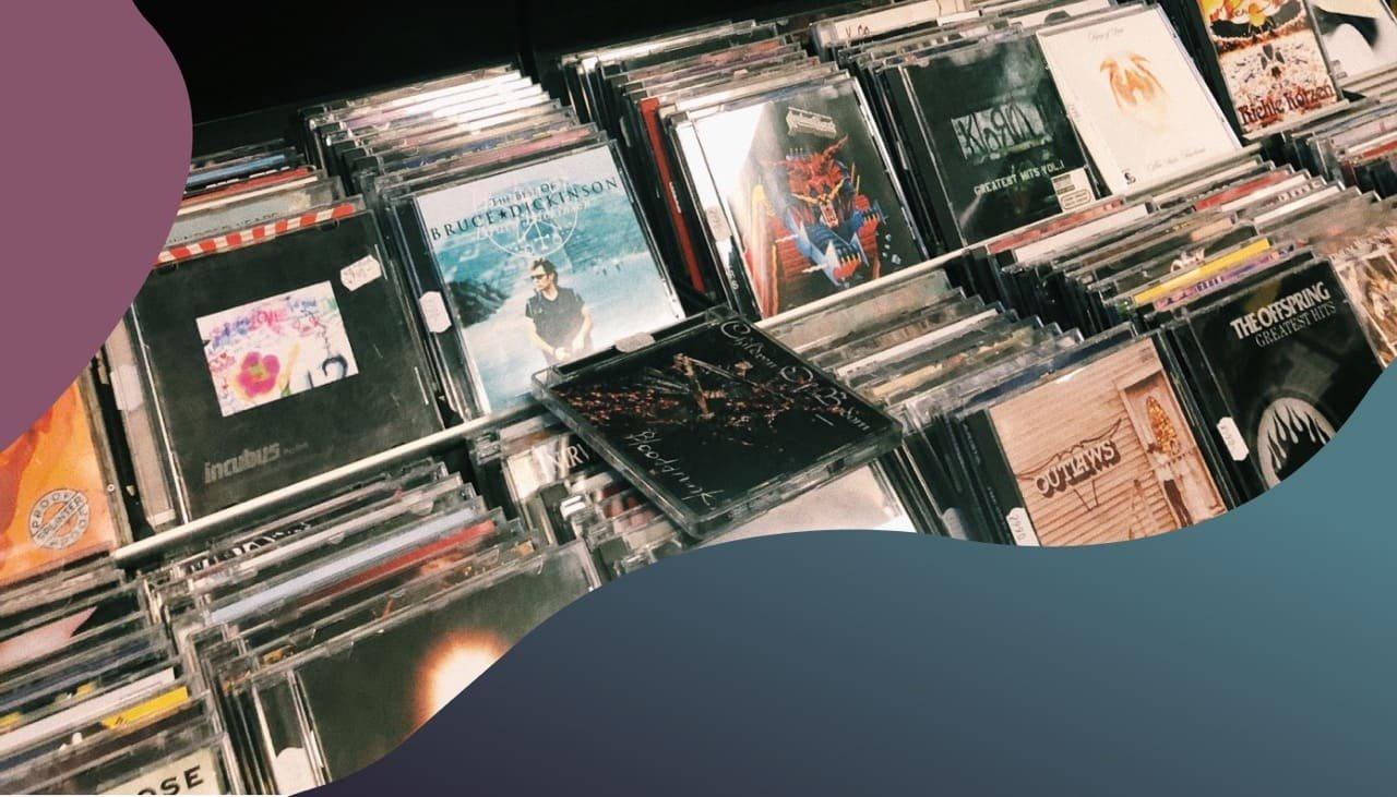 Regal in einem Musikladen mit vielen CDs.