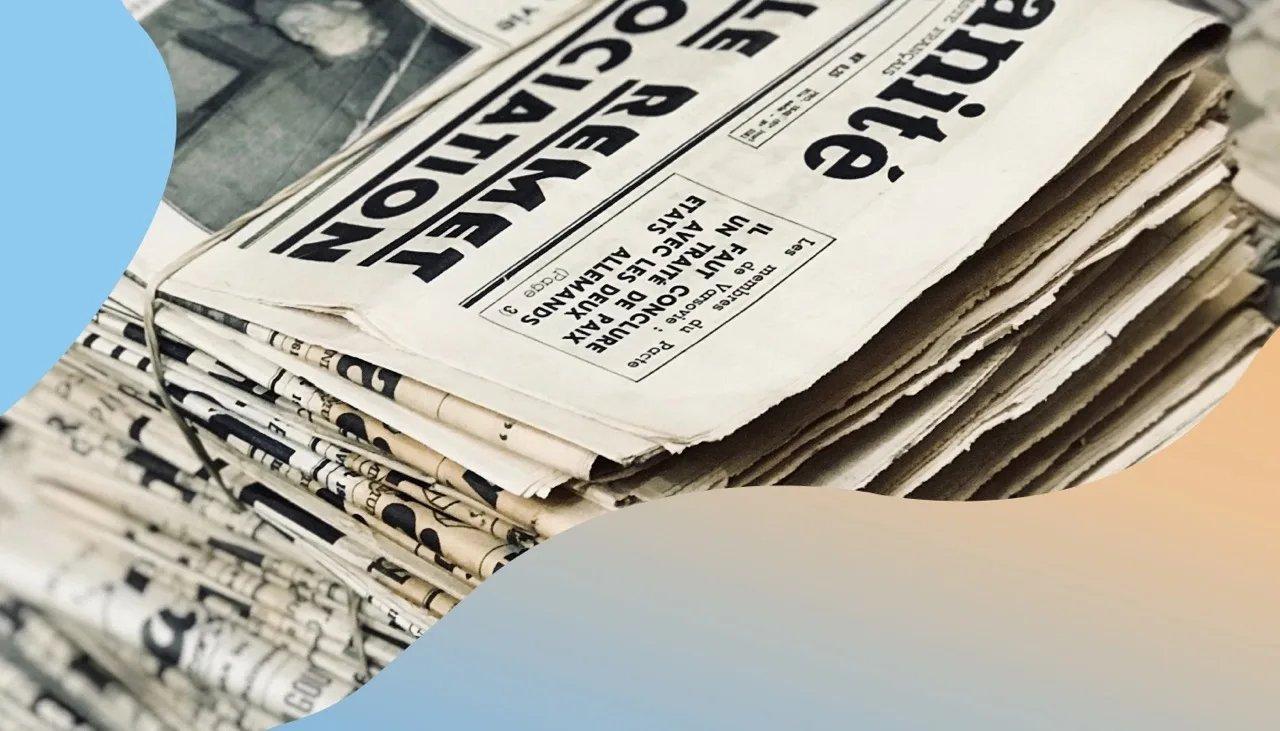 Ein Stapel Tageszeitungen gestapelt und zusammengebunden.