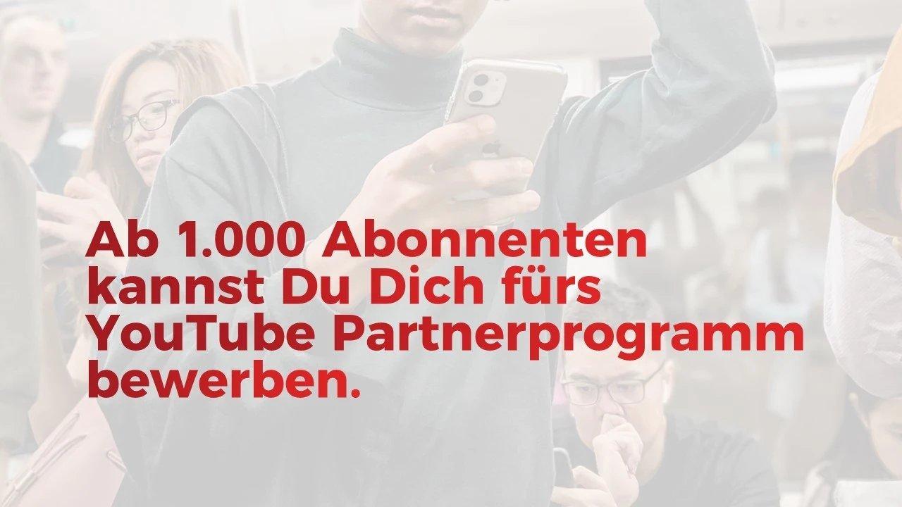 Gruppe von Menschen in einem Zug, die alle auf ihr Smartphone schauen mit einem Textoverlay, das sagt: Ab 1000 Abonnenten kannst du dich fürs YouTube Partnerprogramm bewerben.