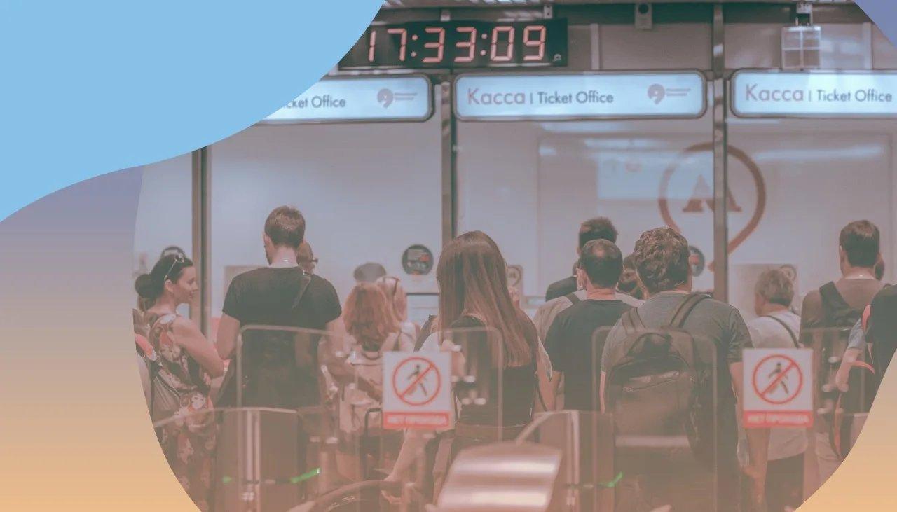 Aufnahme einer Versammlung in einem Newsroom fotografiert durch eine Glasscheibe von außen.