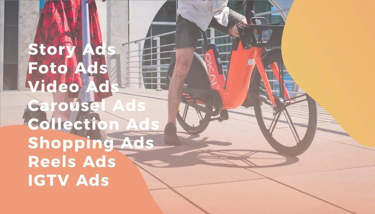 Auf einer Brücke im Sonnenschein steht eine Frau in rotem Rock auf einem E-Scooter neben einem Mann in schwarzen Shorts auf einem E-Bike.