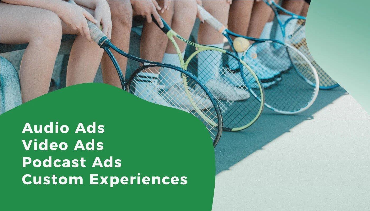 Menschen sitzen am Spielfeldrand mit Tennisschlägern in der Hand, links grüne Fläche mit den Werbeformaten von Spotify: Audio Ads, Video Ads, Podcast Ads, Custom Experiences.