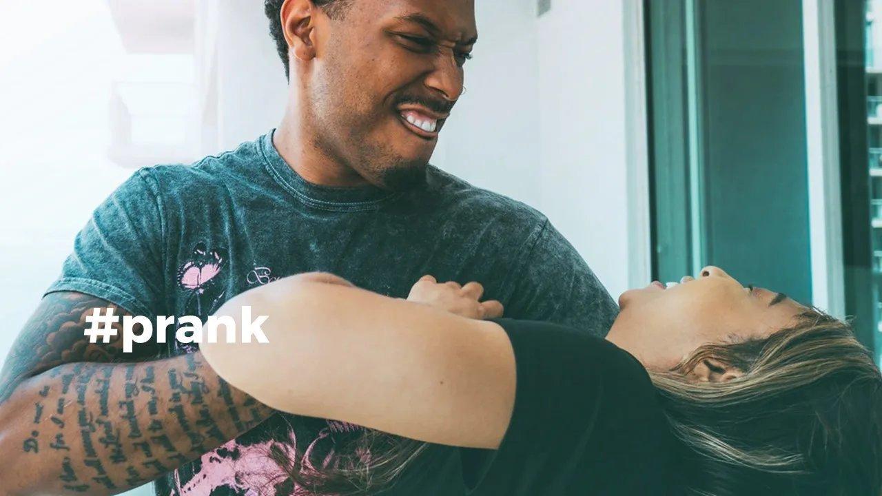 Szene eines TikTok-Pranks – ideal für Creator aus dem Comedy-Segment,