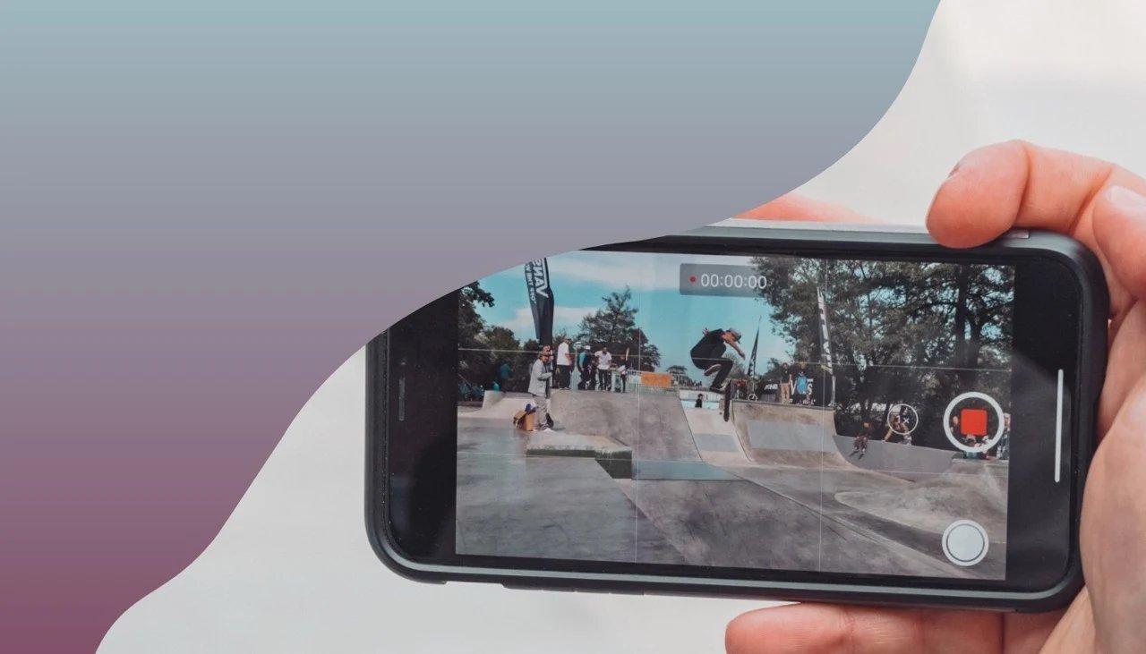 Bildschirm einer Smartphonekamera, die gerade einen Skateparcours filmt.