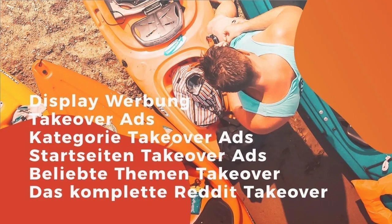 Vogelperspektive auf Person am Strand, die Kajak mit Equipment bepackt.