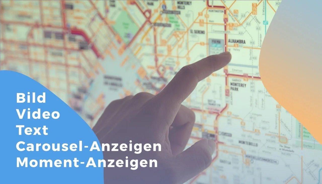 Nahaufnahme einer Stadtkarte auf der ein Zeigefinger auf eine bestimmte Stelle auf der Karte deutet.