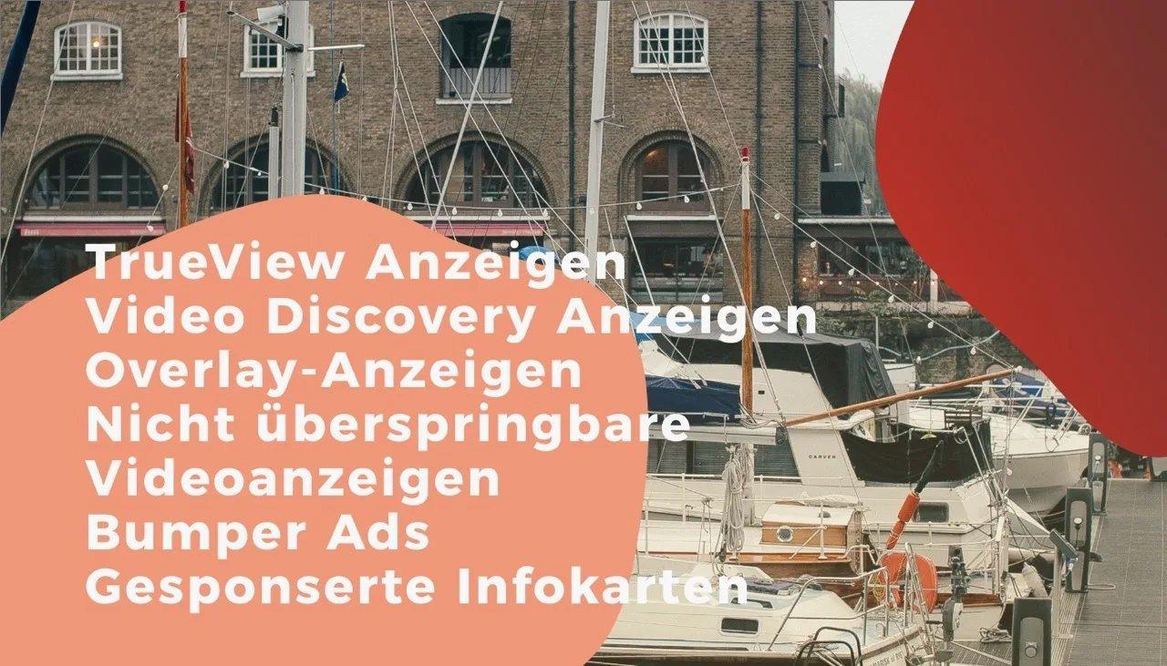 Boote im Hafen vor altem Backsteingebäude, überlagert von Auflistung verschiedener YouTube-Anzeigenformate