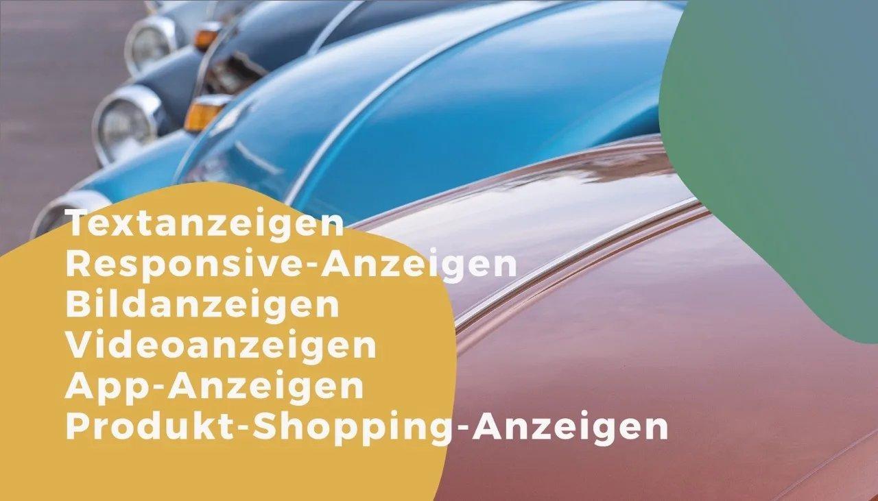 Eine Reihe farbiger geparkter Autos.