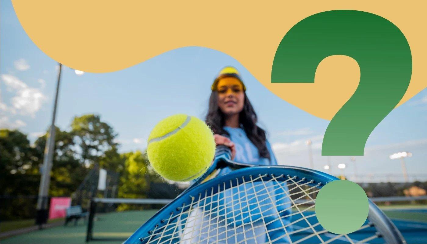 Frau auf dem Tennisplatz wirft einen Ball in Richtung Kamera, der Tennisball ist im Fokus, rechts oben ein großes grünes Fragezeichen auf gelbem Hintergrund.