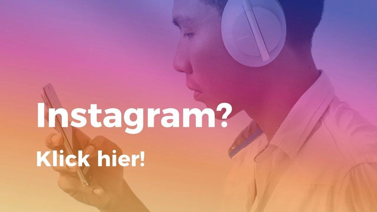 Mann mit Over Ear Kopfhörern schaut auf sein Smartphone dazu der Call to action: Instagram? Klick hier!