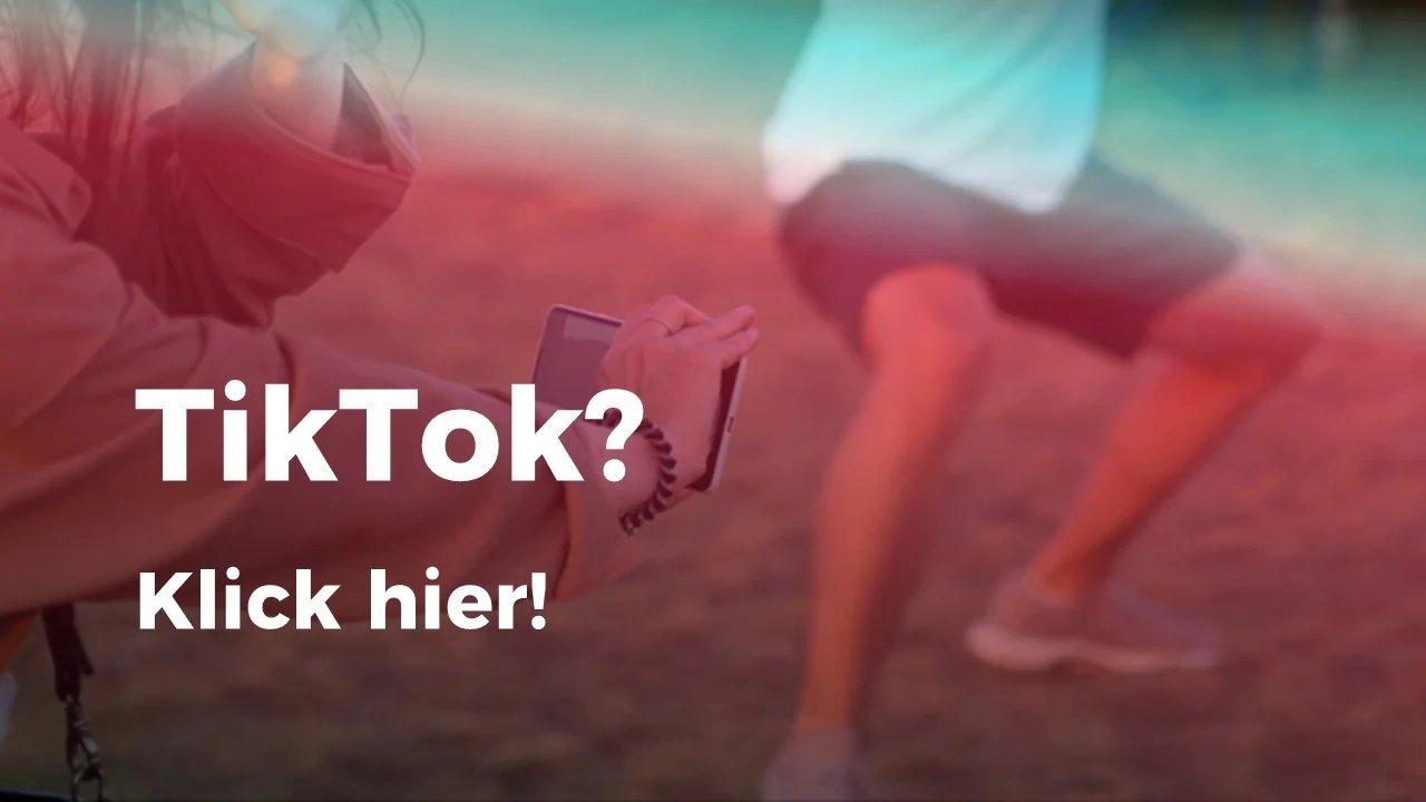 Ausgestreckter Arm hält Smartphone und nimmt im Hintergrund tanzende Person auf. Dazu der Call to action: TikTok? Klick hier.