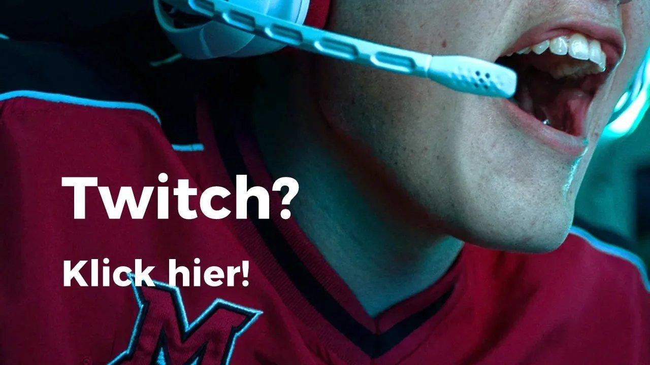 Nahaufnahme einer Person in Sporttrikot mit Gaming Headset, die freudig ins Mikrofon jubelt.