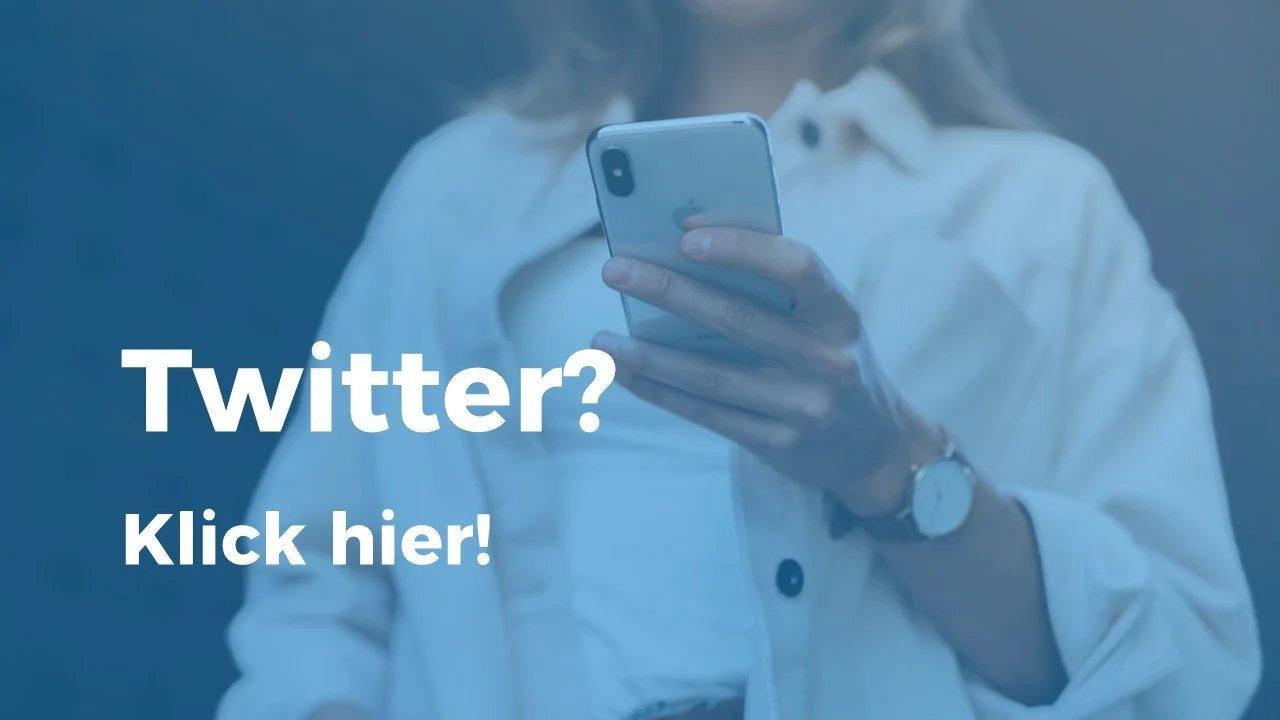 Frau schaut auf ihr Telefon mit dem Call to Action Twitter? Klick hier!