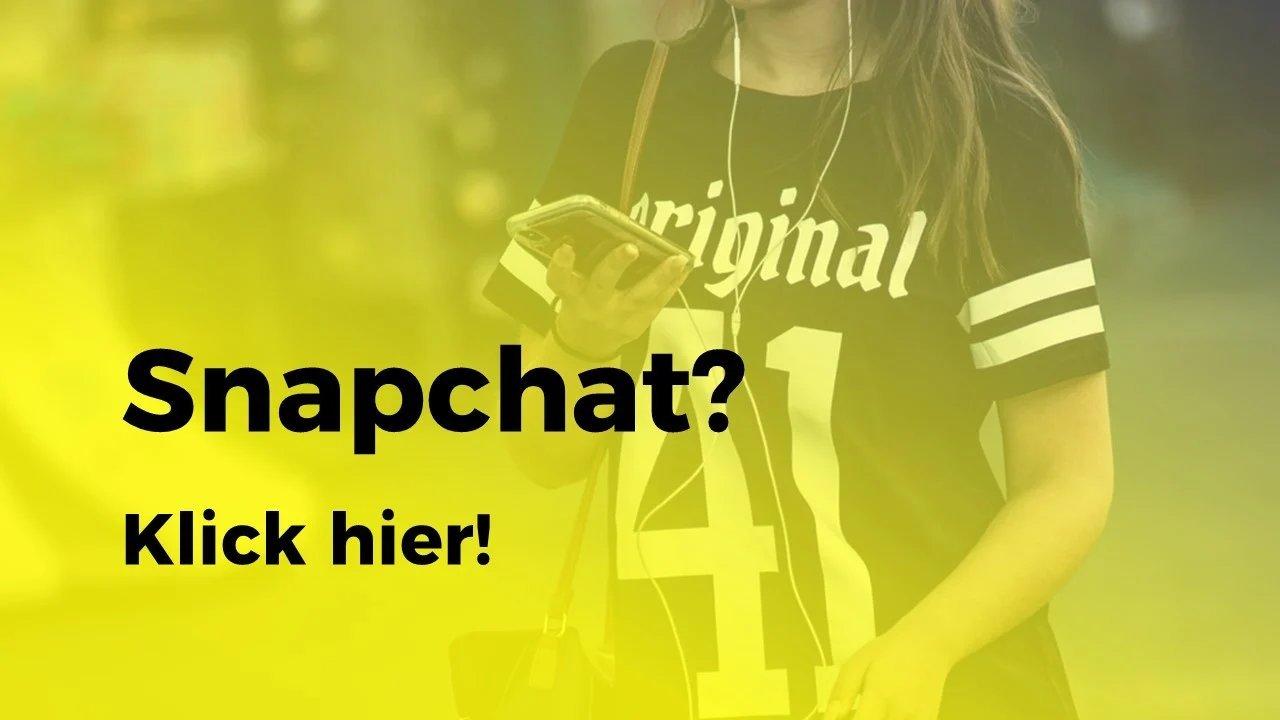 eenager mit Smartphone im gelben Snapchat-Stil – direkter Call-to-Action für Creator, die sich mit verschiedenen Plattformen für ihren Spreadshop-Merch beschäftigen.